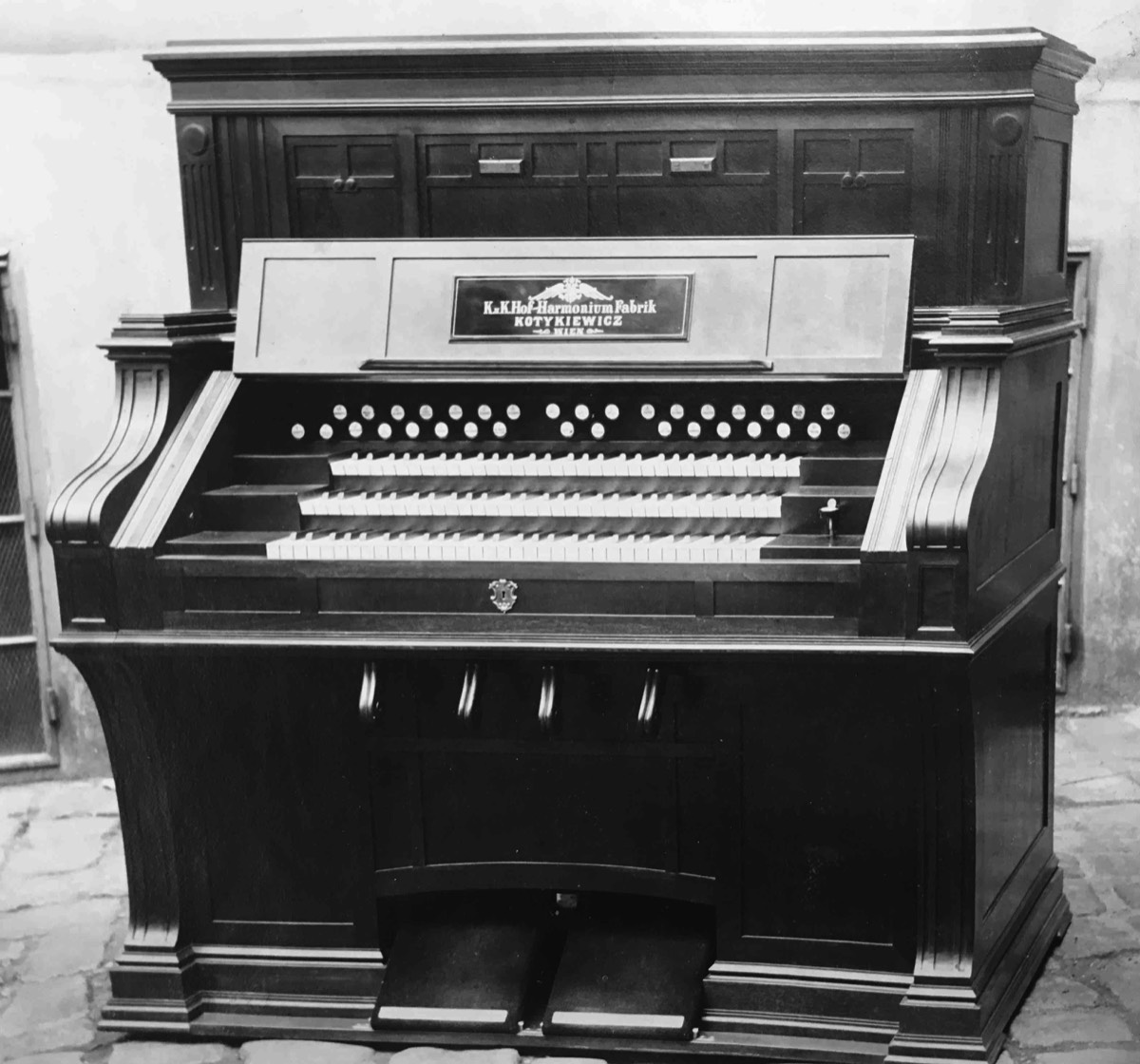 15 Stimmen, 13 ganze, 2 halbe, 3 Manuale, Percussion, Prologement Automat,