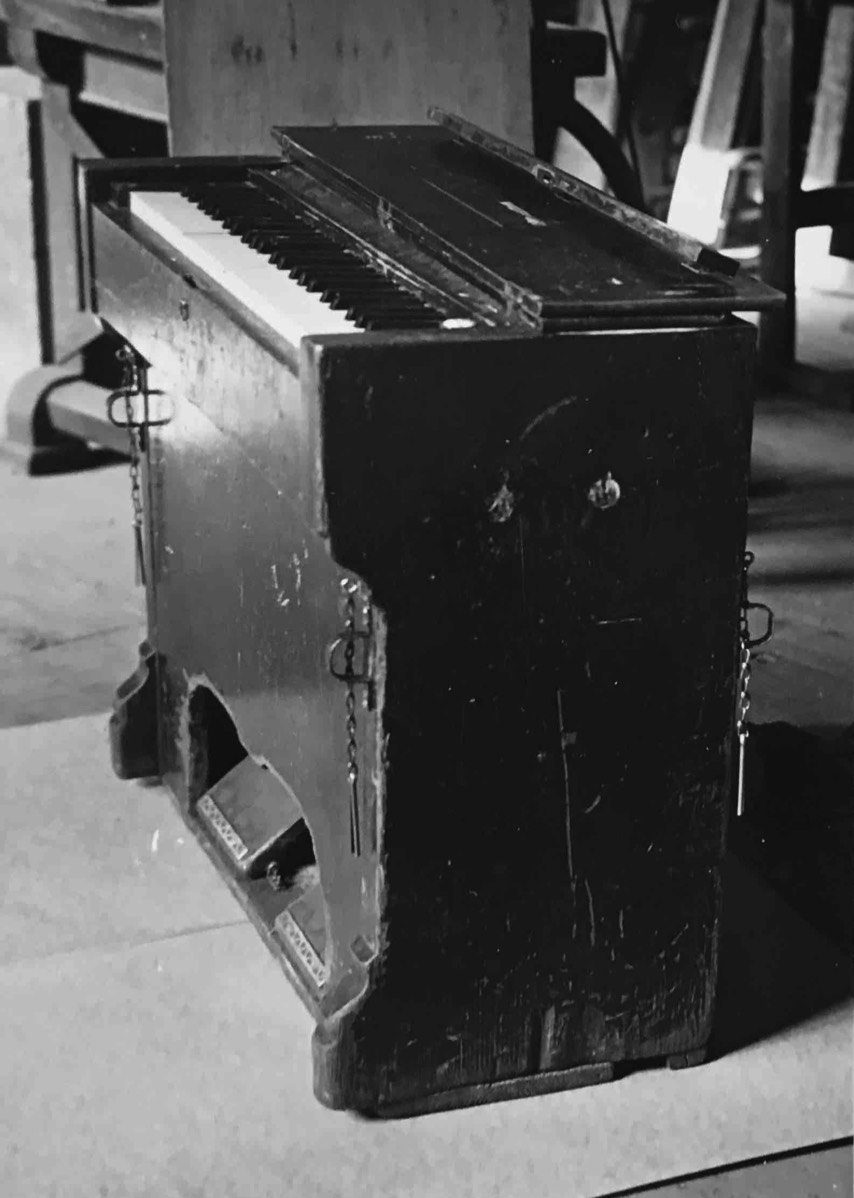 ein sehr herumgekommenes Reiseharmonium, von Kotykiewicz ?