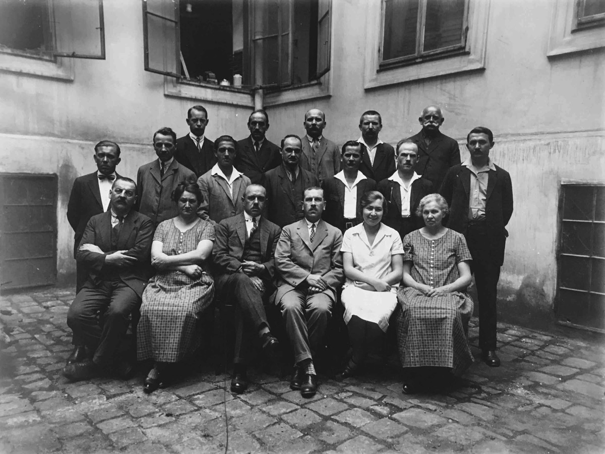 Brüder Teofil und Emil mit ihren Mitarbeiter/Innen