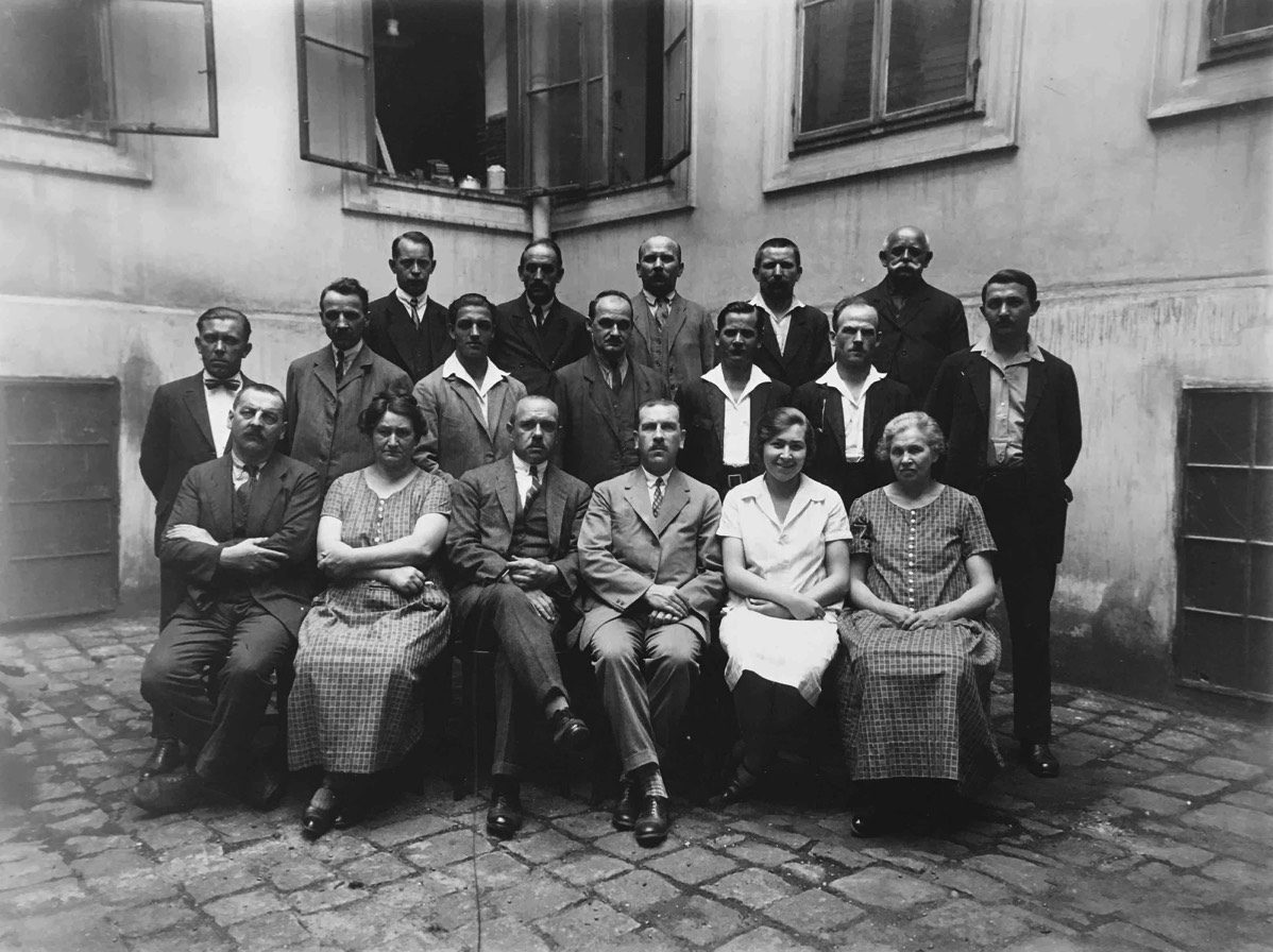 Brüder Teofil und Emil mit ihren Mitarbeiter/Innen